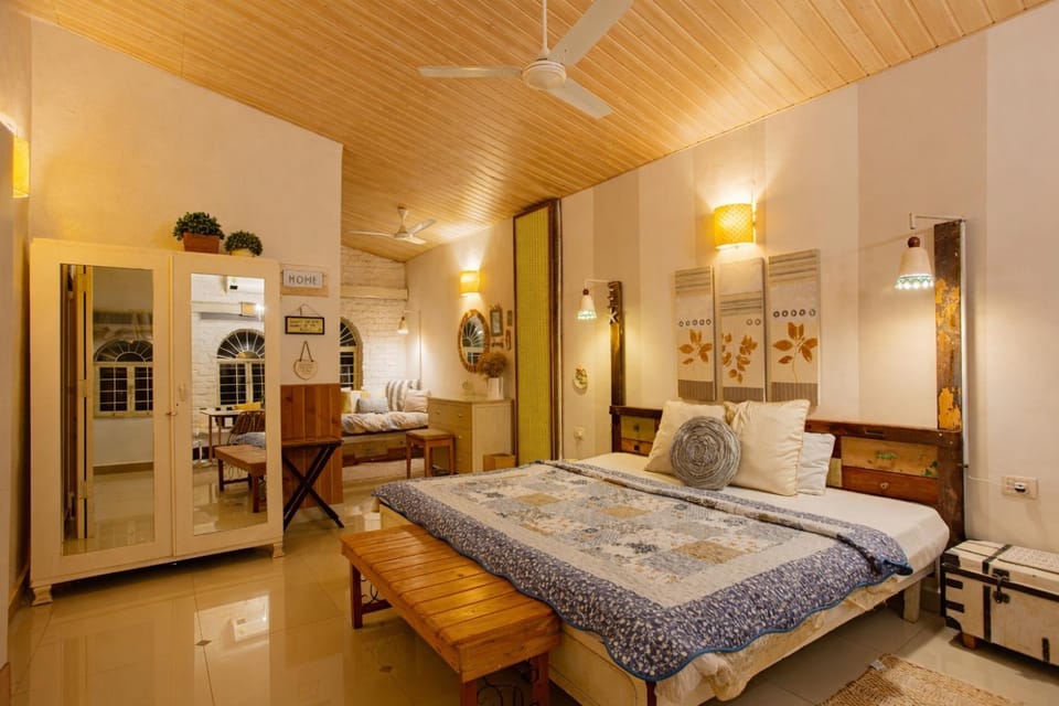 Bed, Living room, Photo of the whole room, Seating area, Dining area, Bedroom