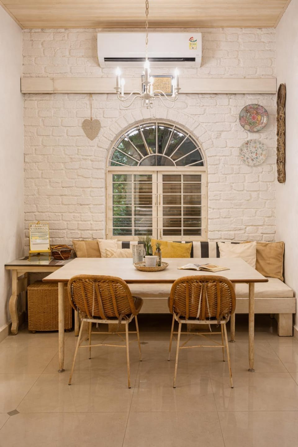 Living room, Seating area, Dining area, fireplace, air conditioner