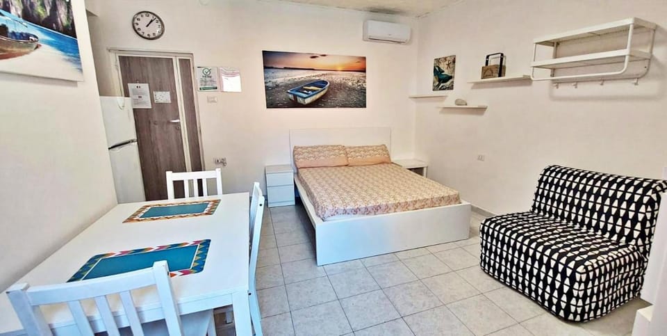 Photo of the whole room, air conditioner