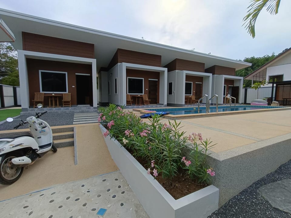 Property building, Day, Pool view, Swimming pool