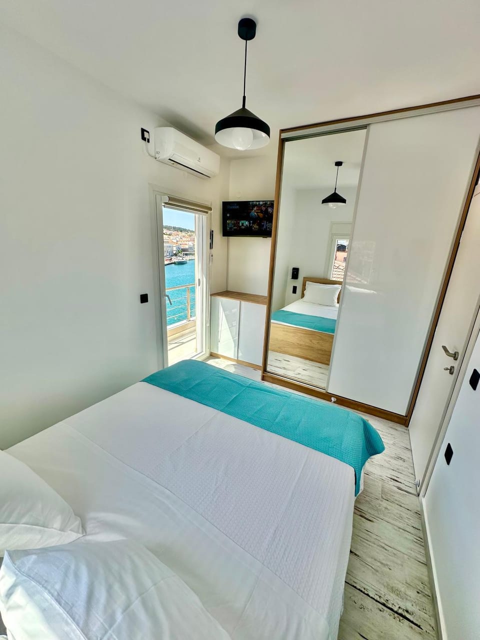 Bed, TV and multimedia, Bedroom, wardrobe, air conditioner