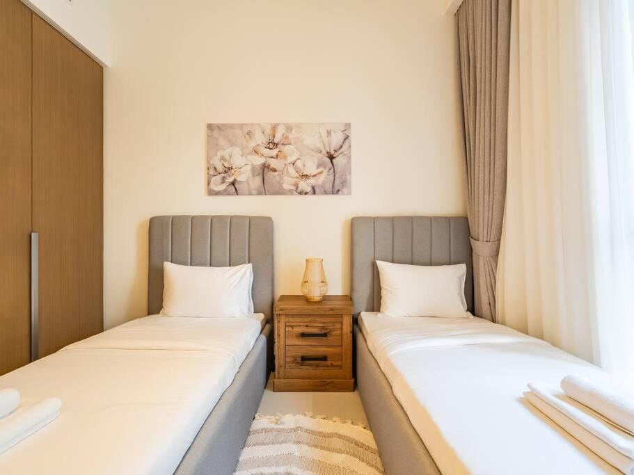 Ravishing Retreat 2BR Creek Beach Luxury Abode Apartment in Dubai