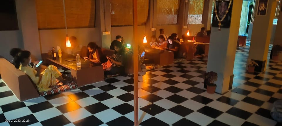 Restaurant/places to eat, People, group of guests