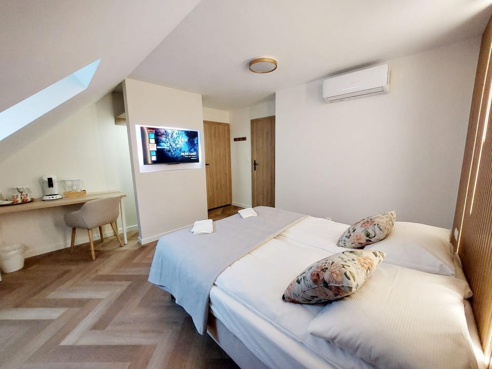 Bed, TV and multimedia, Bedroom, air conditioner