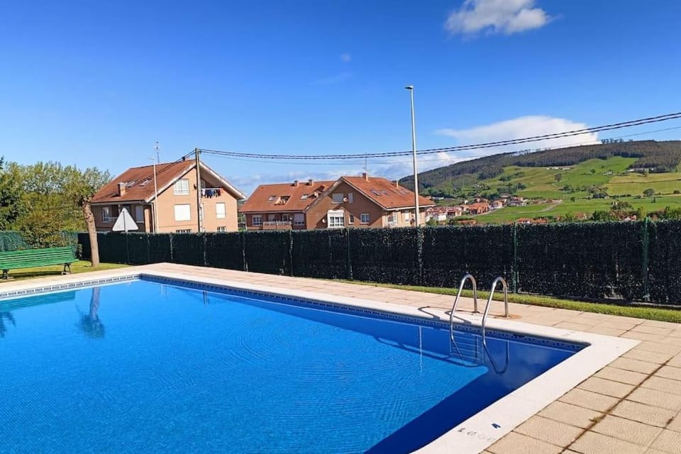 Casa Maui: Apartamento para 6 con piscina Apartment in Cantabria