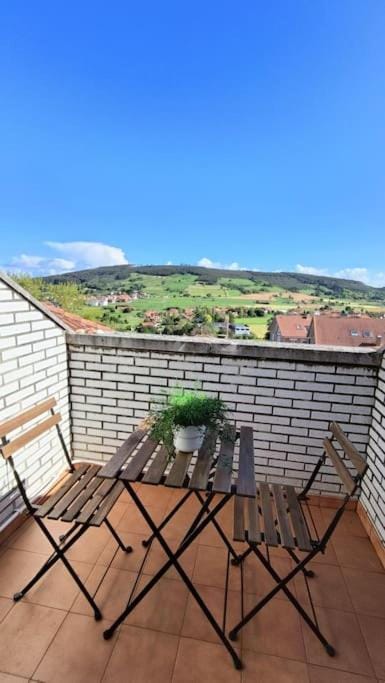 Casa Maui: Apartamento para 6 con piscina Apartment in Cantabria