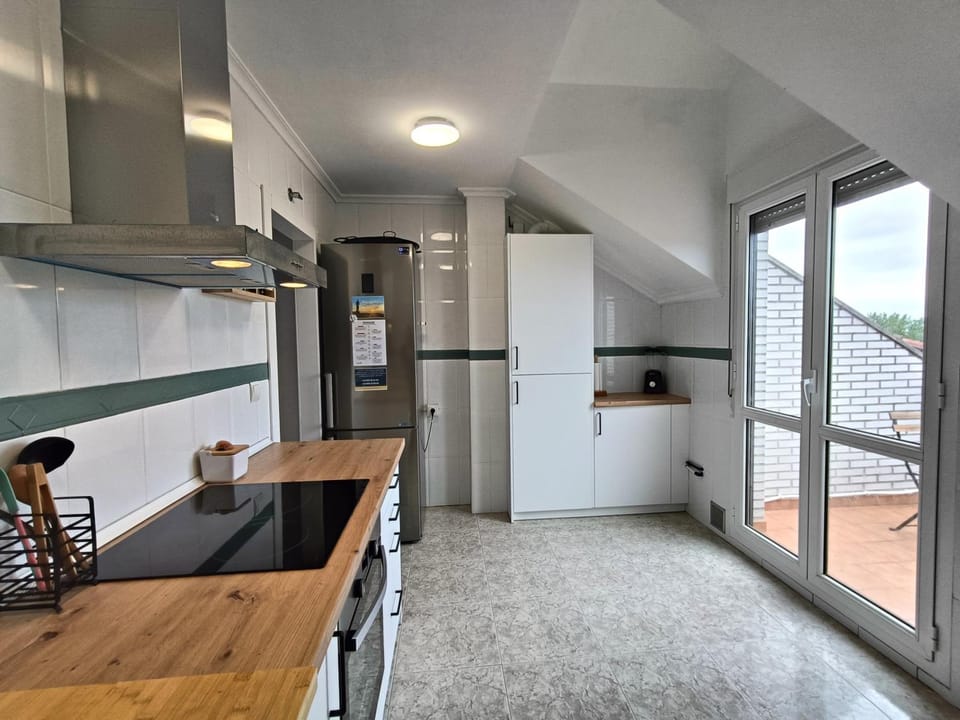 Casa Maui: Apartamento para 6 con piscina Apartment in Cantabria