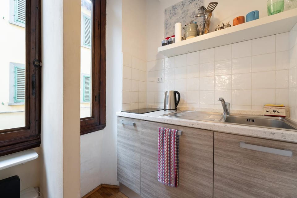 Coffee/tea facilities, Kitchen or kitchenette, stove