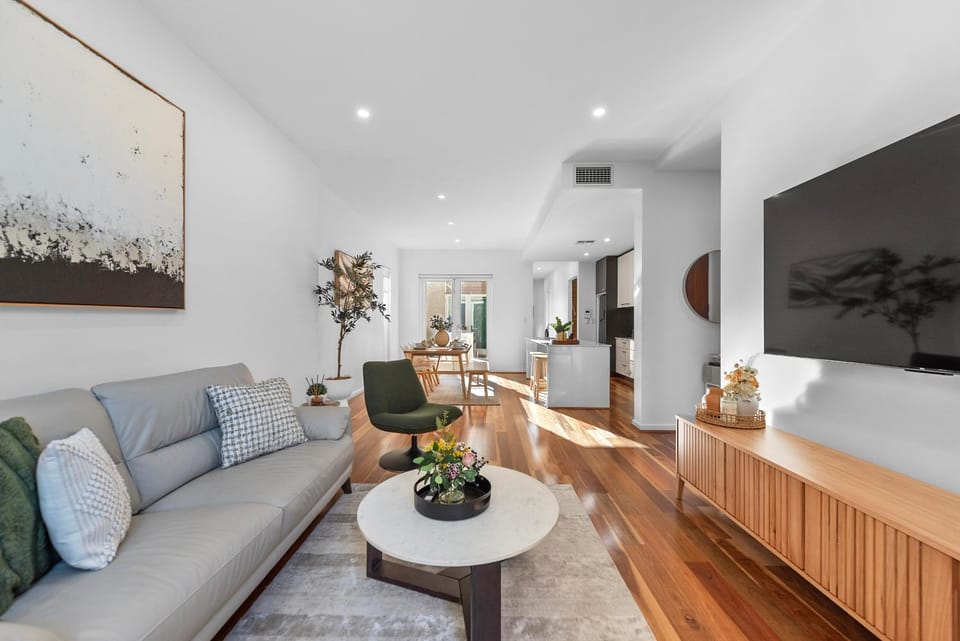 TV and multimedia, Living room, Seating area, Evening entertainment