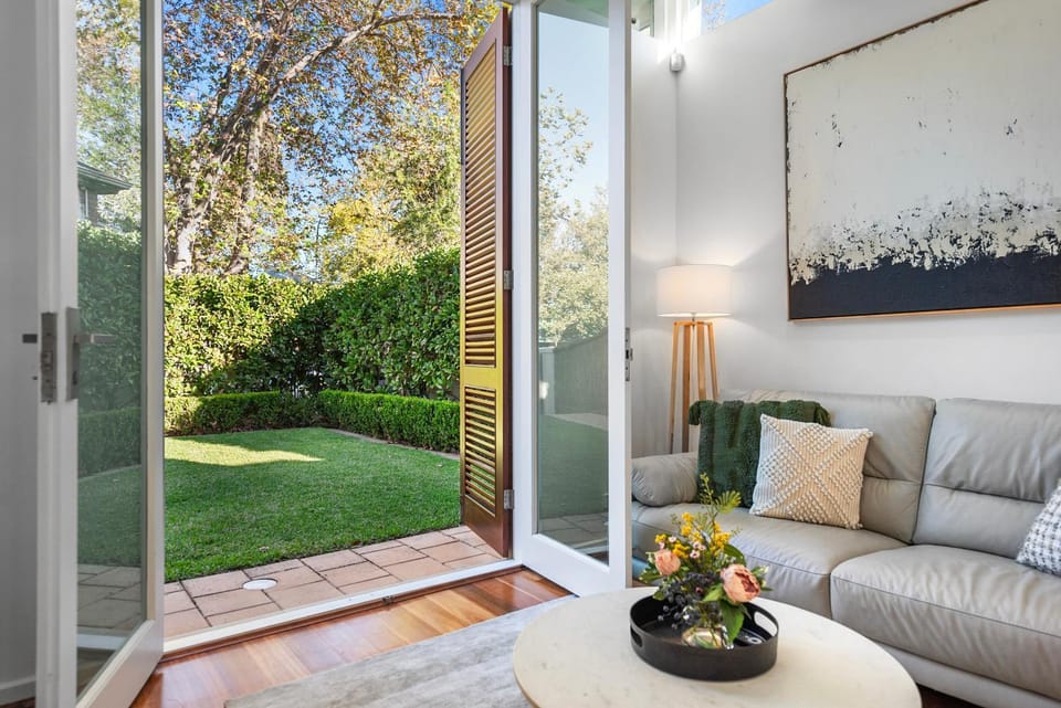 Day, Garden, View (from property/room), Living room, Seating area, Garden view