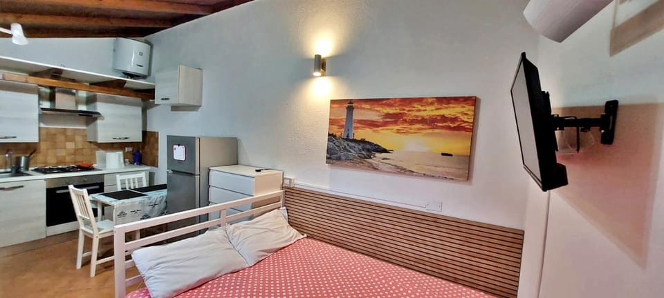 Bed, TV and multimedia, Dining area, kitchen