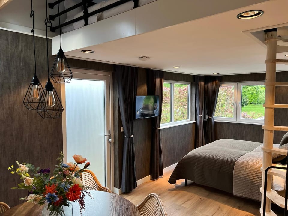 Bed, TV and multimedia, Photo of the whole room, Bedroom