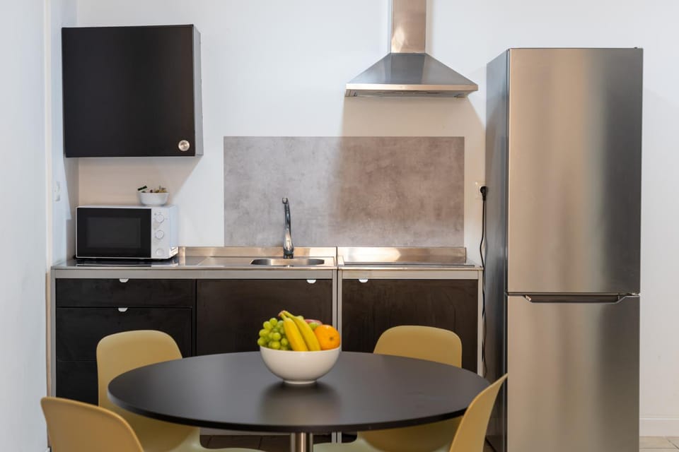 Kitchen or kitchenette, Dining area, stove