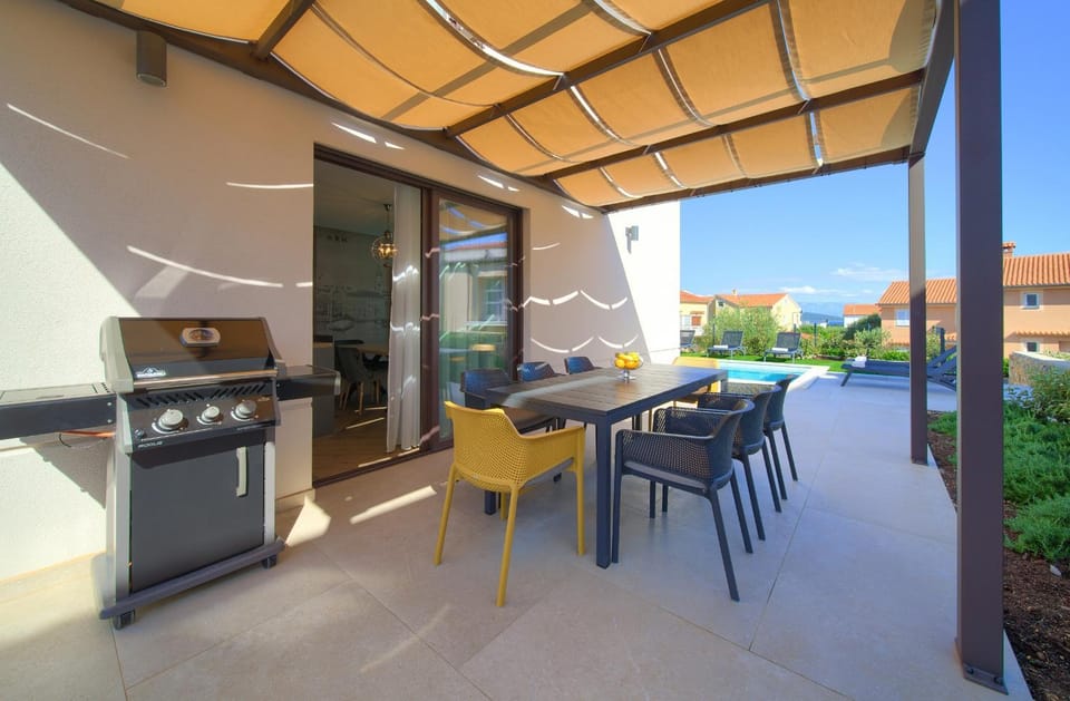 Patio, BBQ facilities, Seating area
