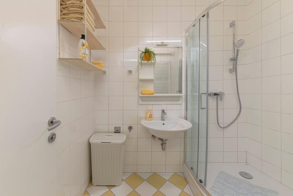 Shower, Bathroom, towels