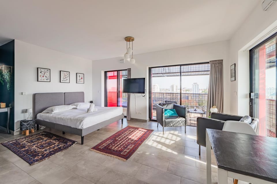 Bed, TV and multimedia, Living room, towels