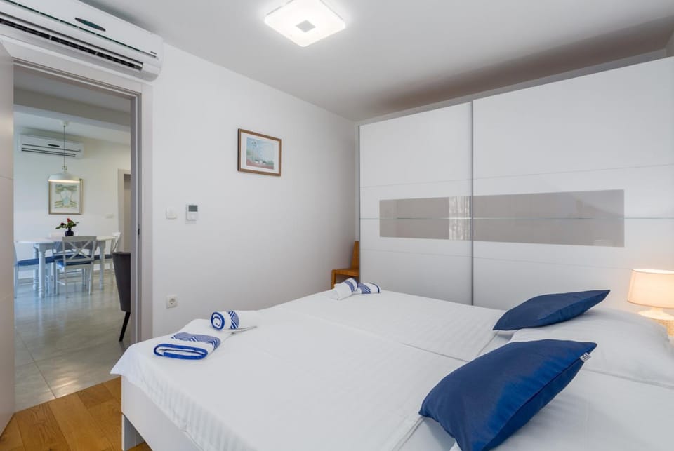 Bedroom, towels