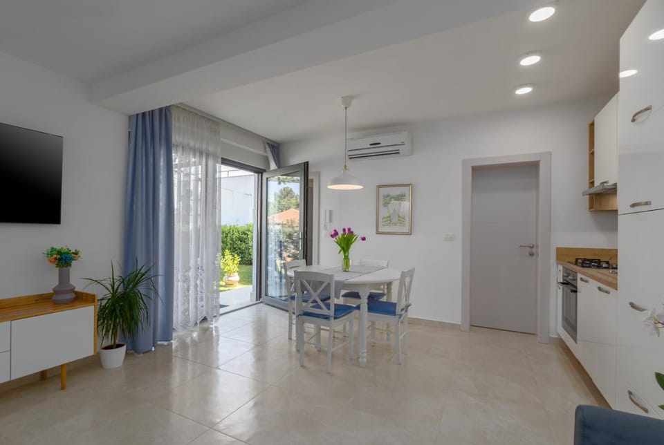 Seating area, Dining area, air conditioner