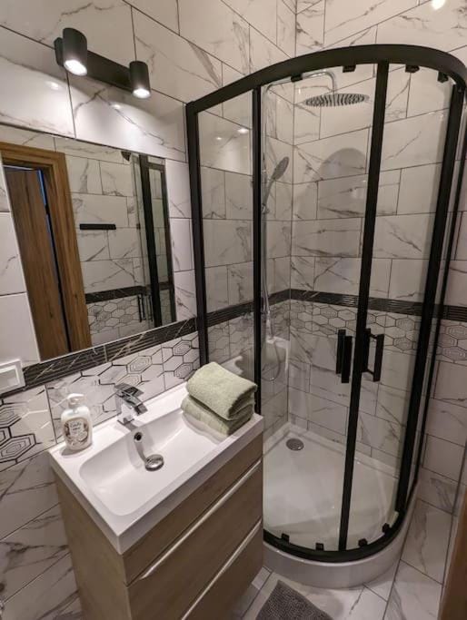 Shower, Bathroom, towels