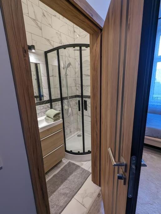 Shower, Bathroom, towels