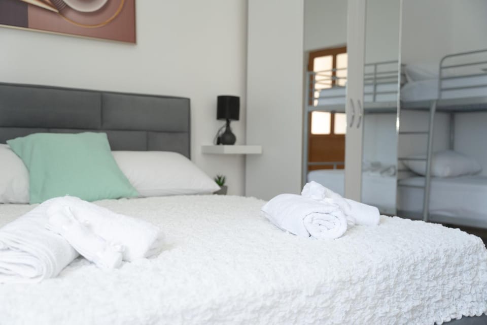 Bedroom, bunk bed