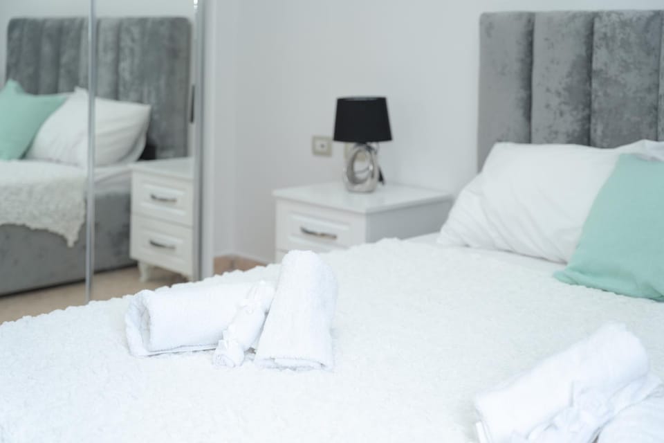 Bed, Bedroom, towels