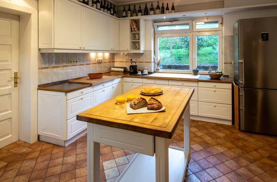 Coffee/tea facilities, Kitchen or kitchenette, Dining area, Food, stove, kitchen, kitchen