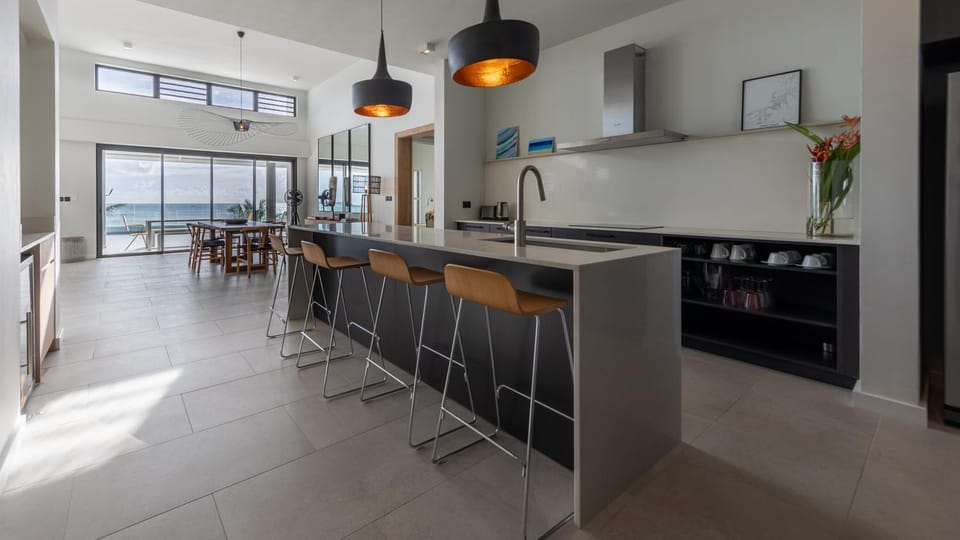 Coffee/tea facilities, Kitchen or kitchenette, Dining area, Sea view, minibar, pet friendly, stove, kitchen