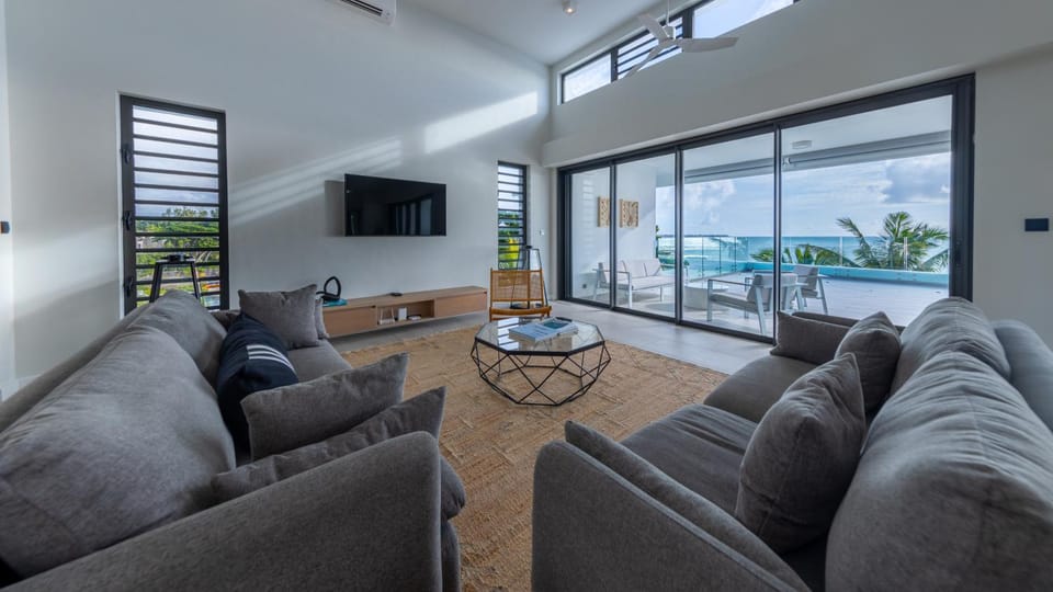 TV and multimedia, Living room, Seating area, Pool view
