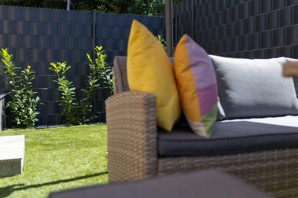 Spring, Day, Garden, Garden, Living room, Seating area, Garden view