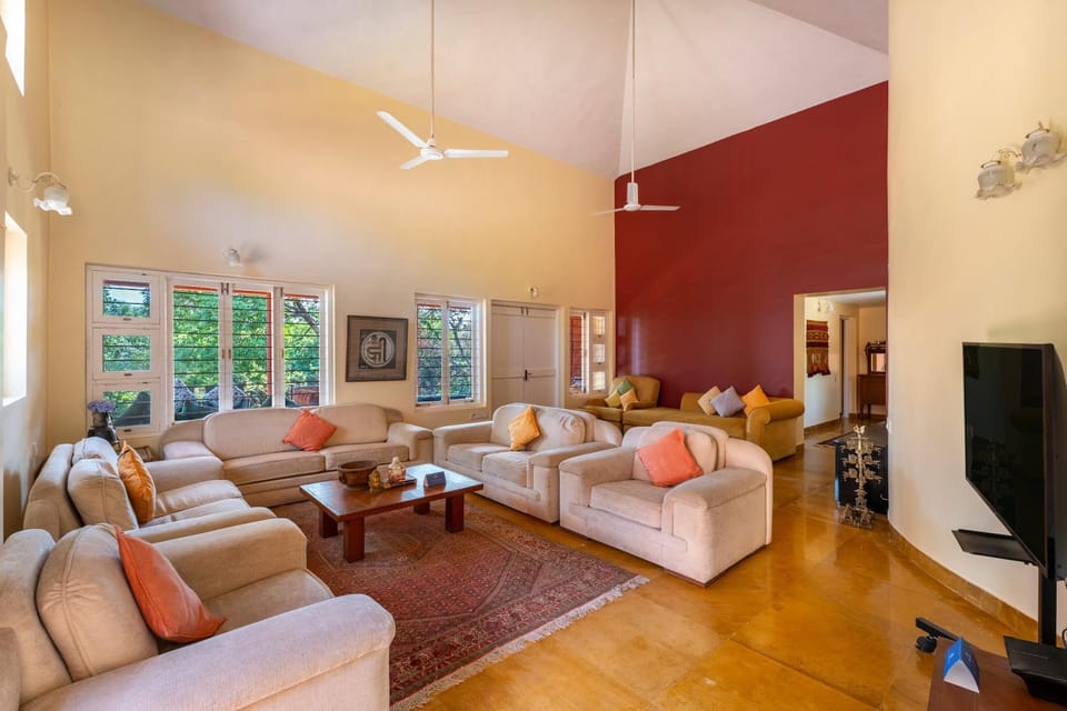 TV and multimedia, Living room, Seating area, fireplace