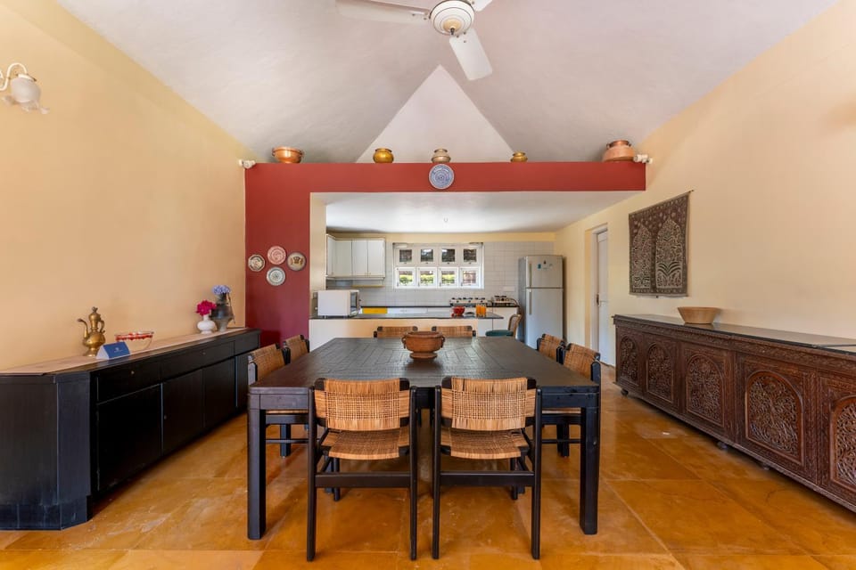 Living room, Seating area, Dining area, fireplace