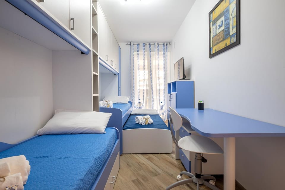 Bed, TV and multimedia, Photo of the whole room, Bedroom