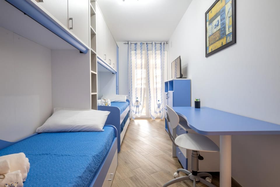 Bed, TV and multimedia, Photo of the whole room, Bedroom