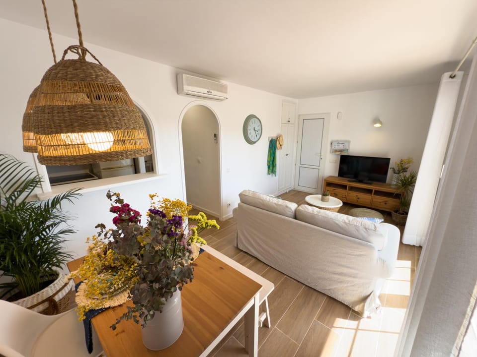 TV and multimedia, Living room, Seating area, air conditioner