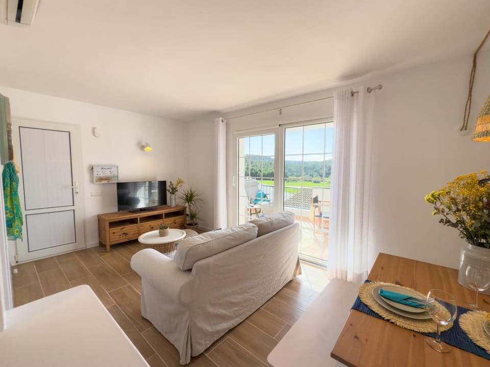 Natural landscape, TV and multimedia, Living room, Dining area
