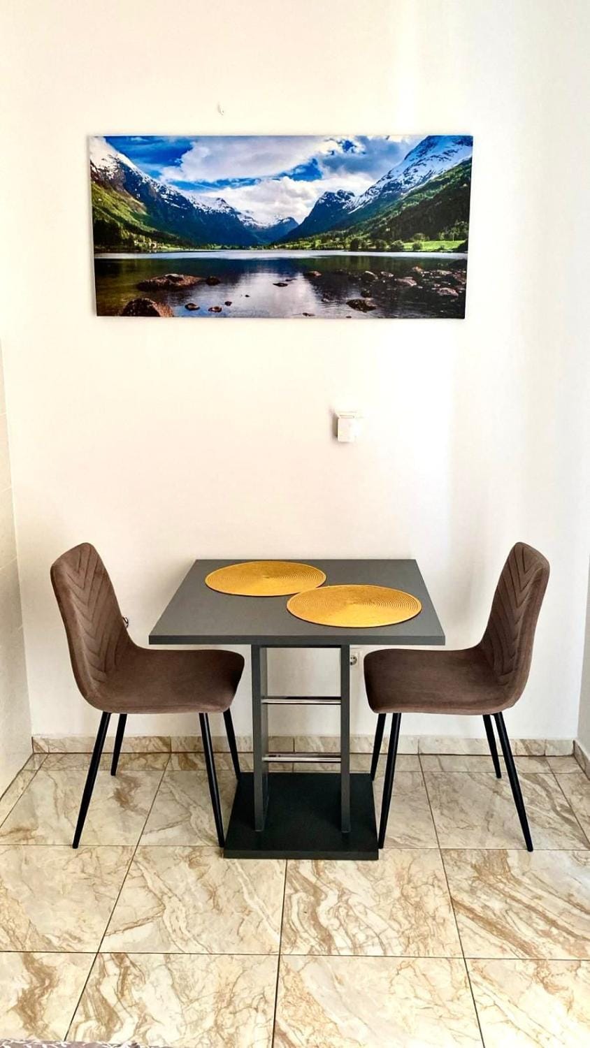 Seating area, Dining area