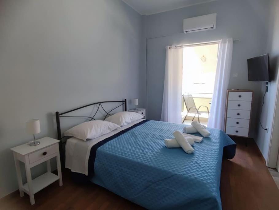 Bed, TV and multimedia, Bedroom, air conditioner