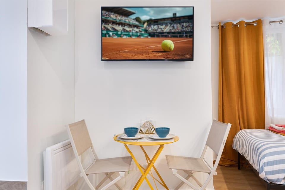 TV and multimedia, Seating area, Dining area