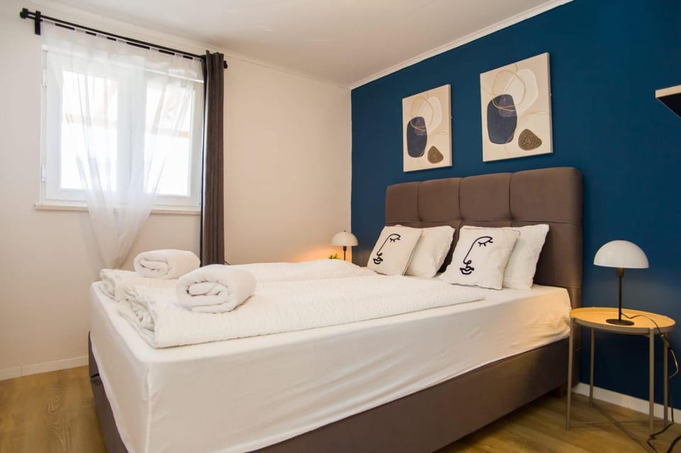 Bed, Bedroom, towels