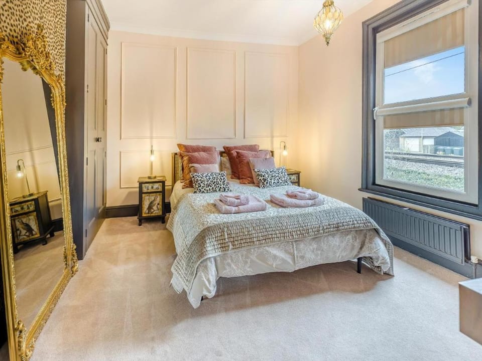 Bed, Photo of the whole room, Bedroom, internet, towels, wardrobe