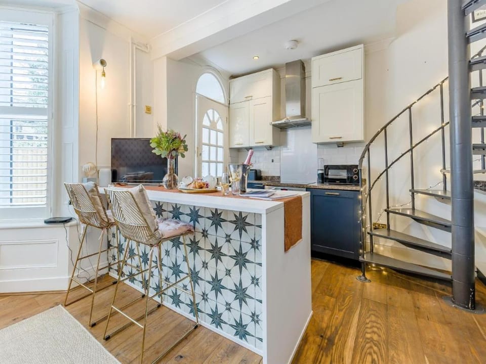 Kitchen or kitchenette, Seating area, Dining area, minibar, pet friendly, stove