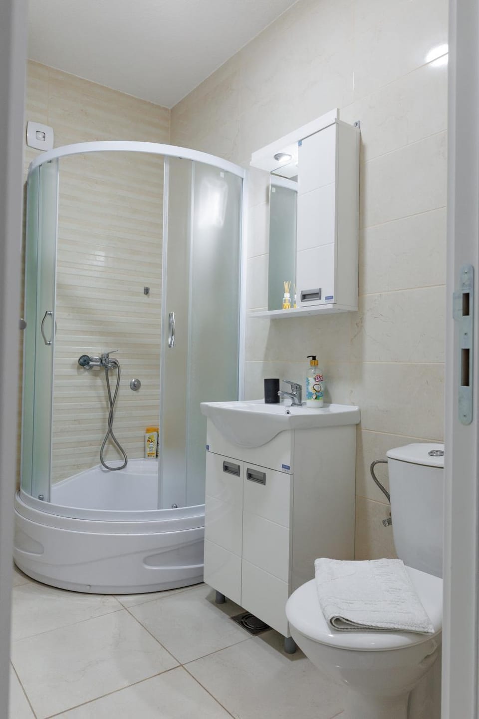 Shower, Toilet, Bathroom, towels