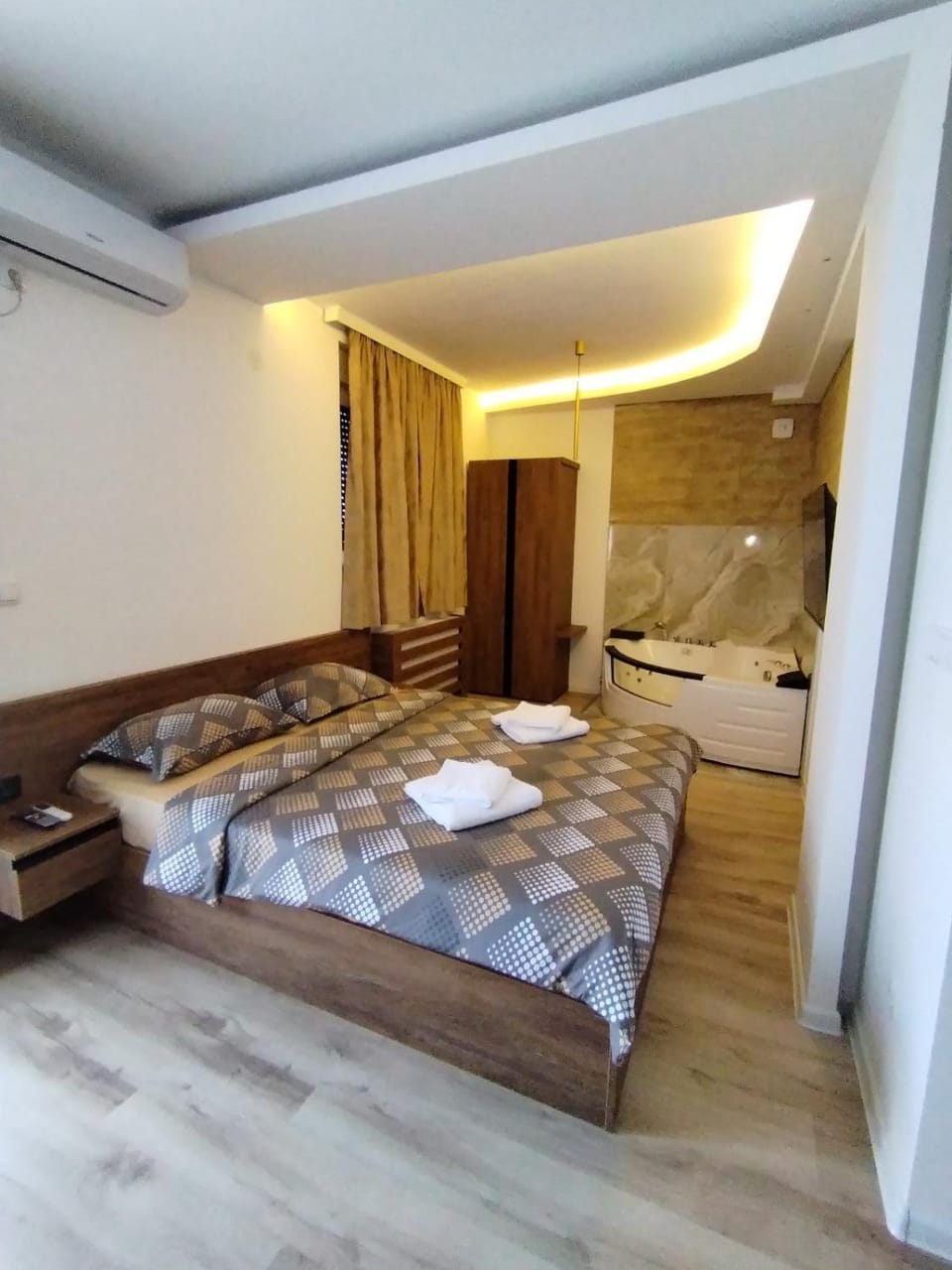 Bed, Bedroom, towels