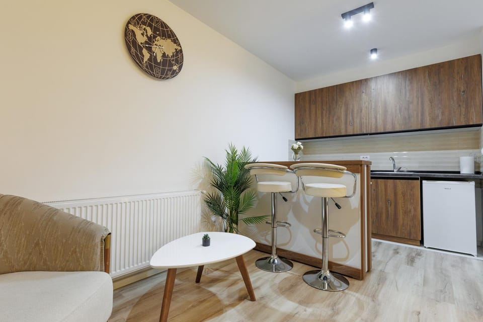 Kitchen or kitchenette, Dining area, minibar, stove
