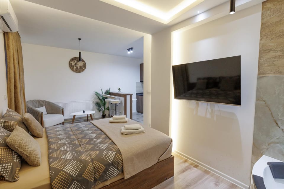 Communal lounge/ TV room, Bed, TV and multimedia, Living room, Photo of the whole room, Seating area, Evening entertainment, Bedroom, towels