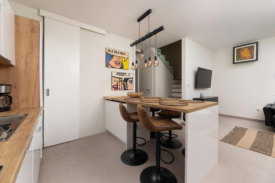 Kitchen or kitchenette, Dining area, hair dresser