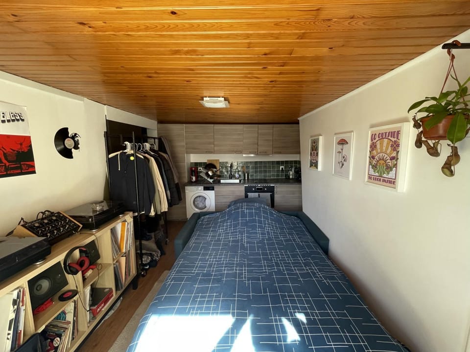 Bed, Kitchen or kitchenette
