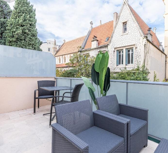 Beau deux pièces cozy avec terrasse n11 Apartment in Nice