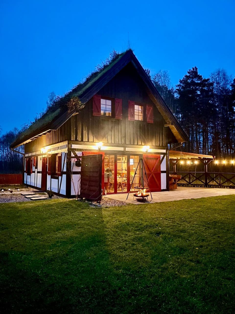 Property building, Night, BBQ facilities, Garden, Balcony/Terrace